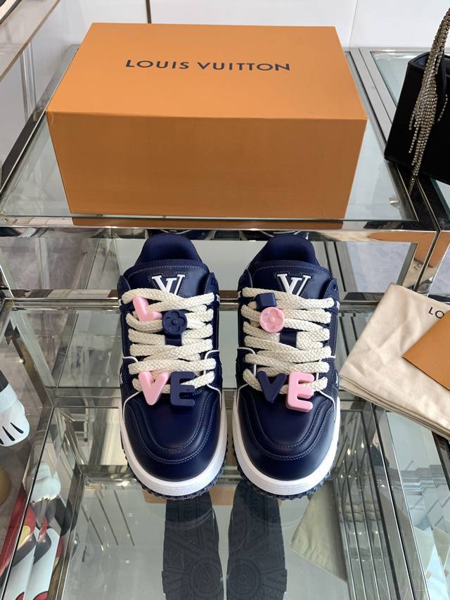 Louis Vuitton Lv 新款trainer Diy饰扣运动鞋板鞋 可爱胖trainer，来闭着眼睛买的款式，打破颜色的单一变化，更年轻了胖traine